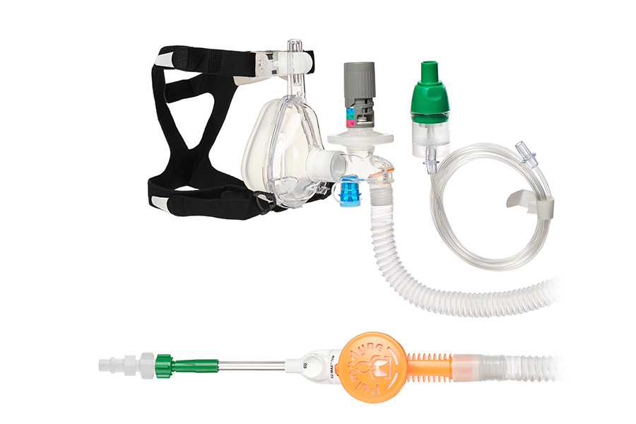 O2-MAX™ Trio-systeem met DIN Quik-Connect™, met smoothbore slang, 5-SET™ verstelbare PEEP-klep, vernevelaar en BiTrac ED-masker, voor grote volwassenen